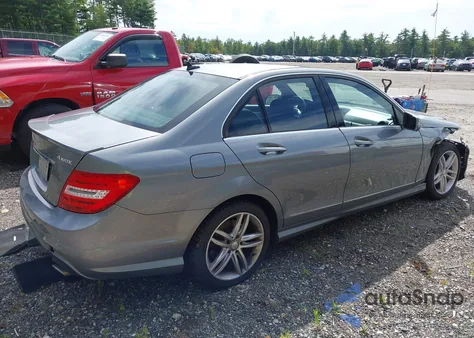 2014 Mercedes-Benz C 300 Sport 4Matic z USA, uszkodzony, nr VIN WDDGF8AB4ER304789